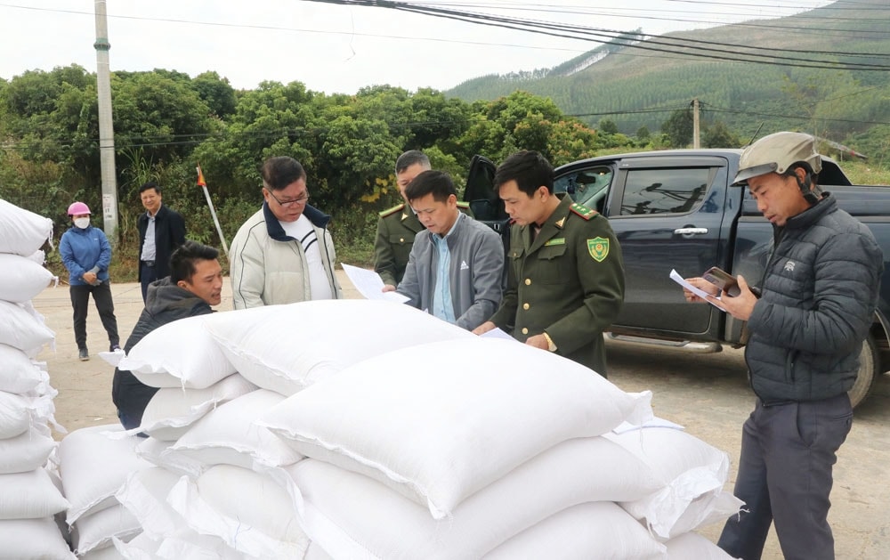 Đại diện UBND xã Tân Lập nhận bàn giao gạo cấp phát cho người dân