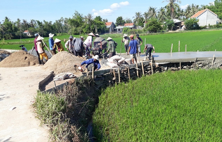 Làm đường giao thông nông thôn ở Phú Yên. (Ảnh: Thùy Thảo) Làm đường giao thông nông thôn ở Phú Yên. (Ảnh: Thùy Thảo)