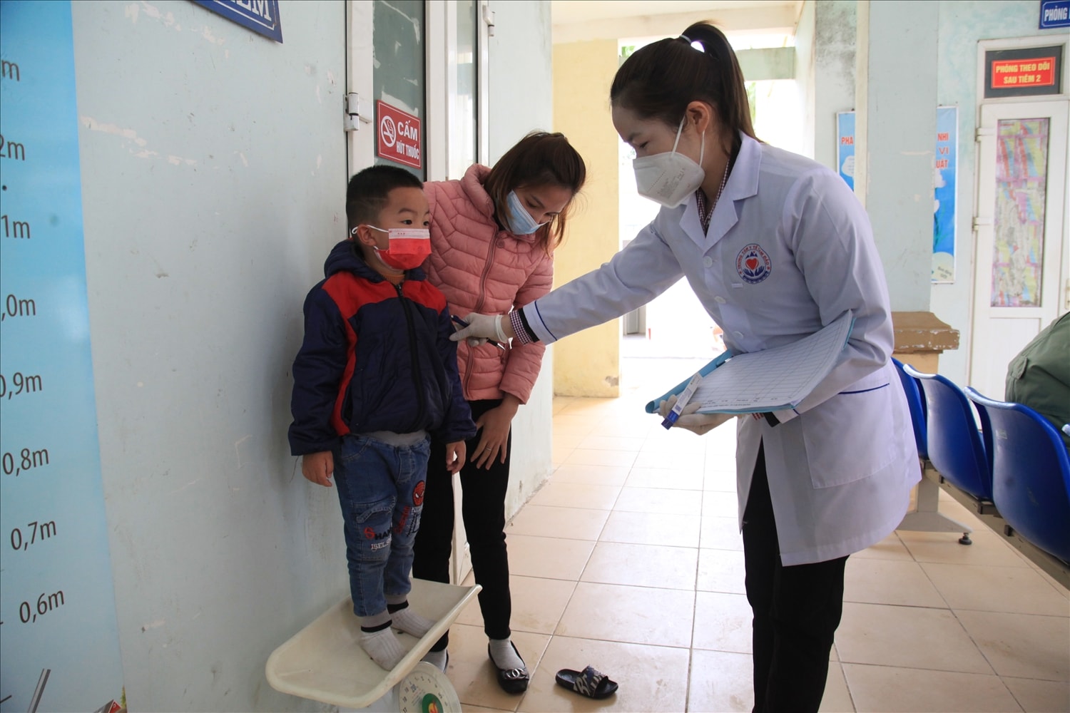 Trẻ em đồng bào dân tộc Sán Dìu xã Đạo Trù (Tam Đảo) được quan tâm chăm sóc sức khỏe và uống vitamin A đầy đủ. Ảnh: Trường Khanh