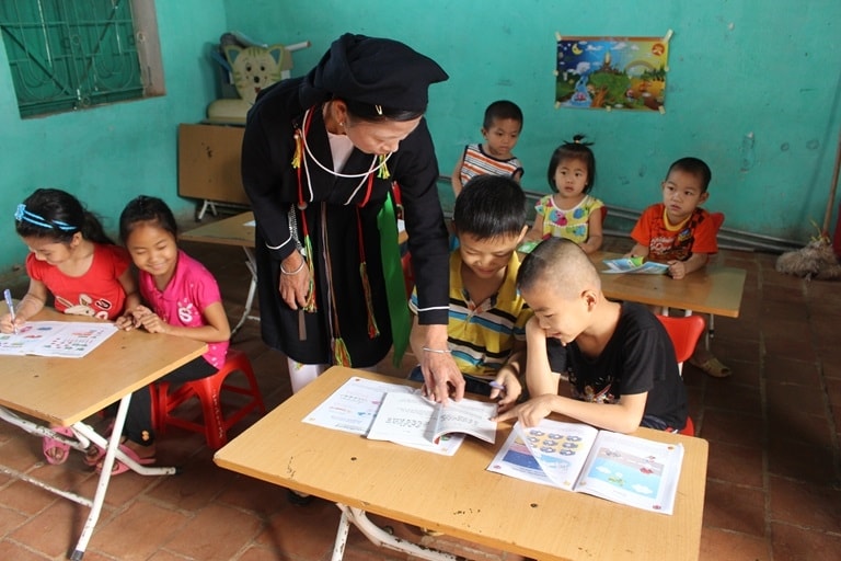 Dạy học cho trẻ em người DTTS xã Đạo Trù (Tam Đảo, Vĩnh Phúc). Ảnh: danvan.vn