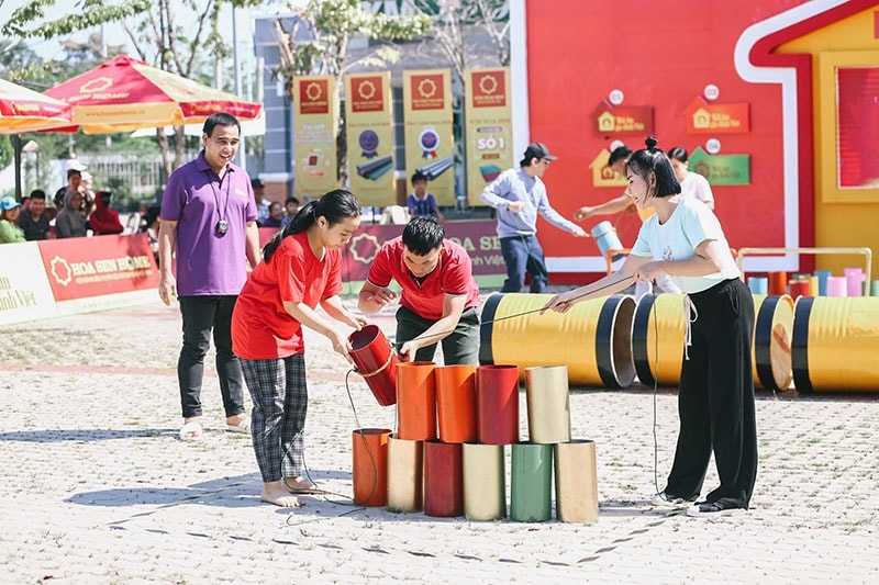 Hai khách mời là thủ môn Bùi Tấn Trường và Á hậu Hà Thu nỗ lực cùng nhau vượt qua thử thách