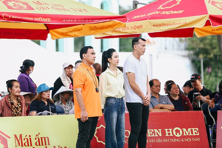 Tập 13 “Mái ấm gia đình Việt” sẽ lên sóng vào lúc 20h30 thứ Tư, ngày 28/12 trên kênh HTV7, dưới sự dẫn dắt của MC Quyền Linh và hai khách mời là thủ môn Bùi Tấn Trường và Á hậu Hà Thu 