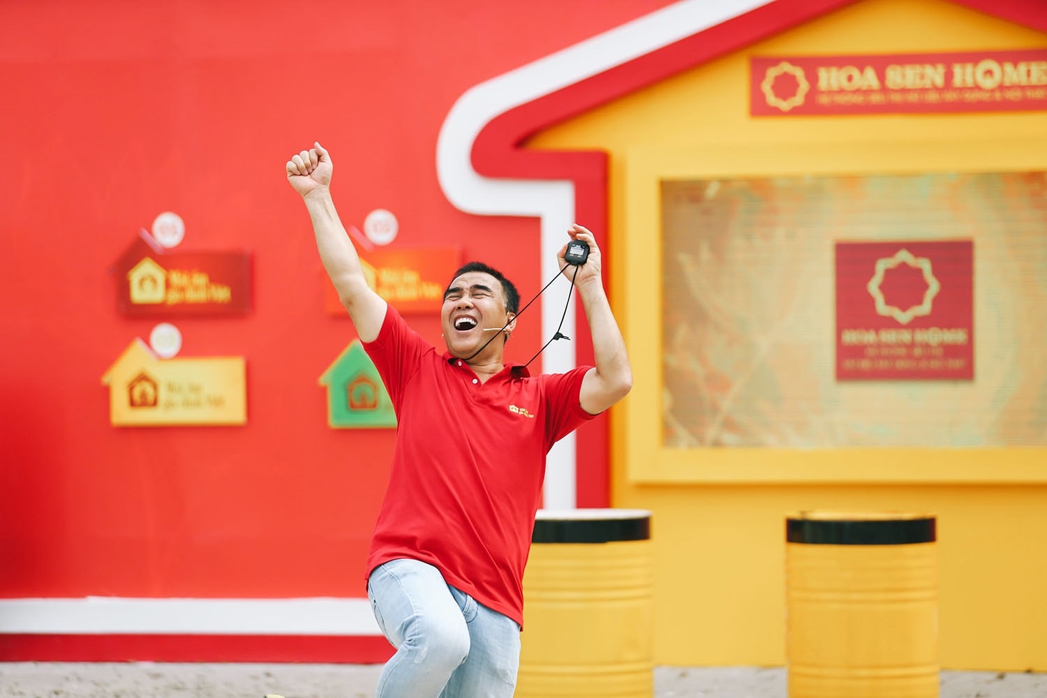 Nụ cười hạnh phúc và cảm xúc vỡ òa của MC QUyền Linh trong Chương trình “Mái ấm gia đình Việt” 