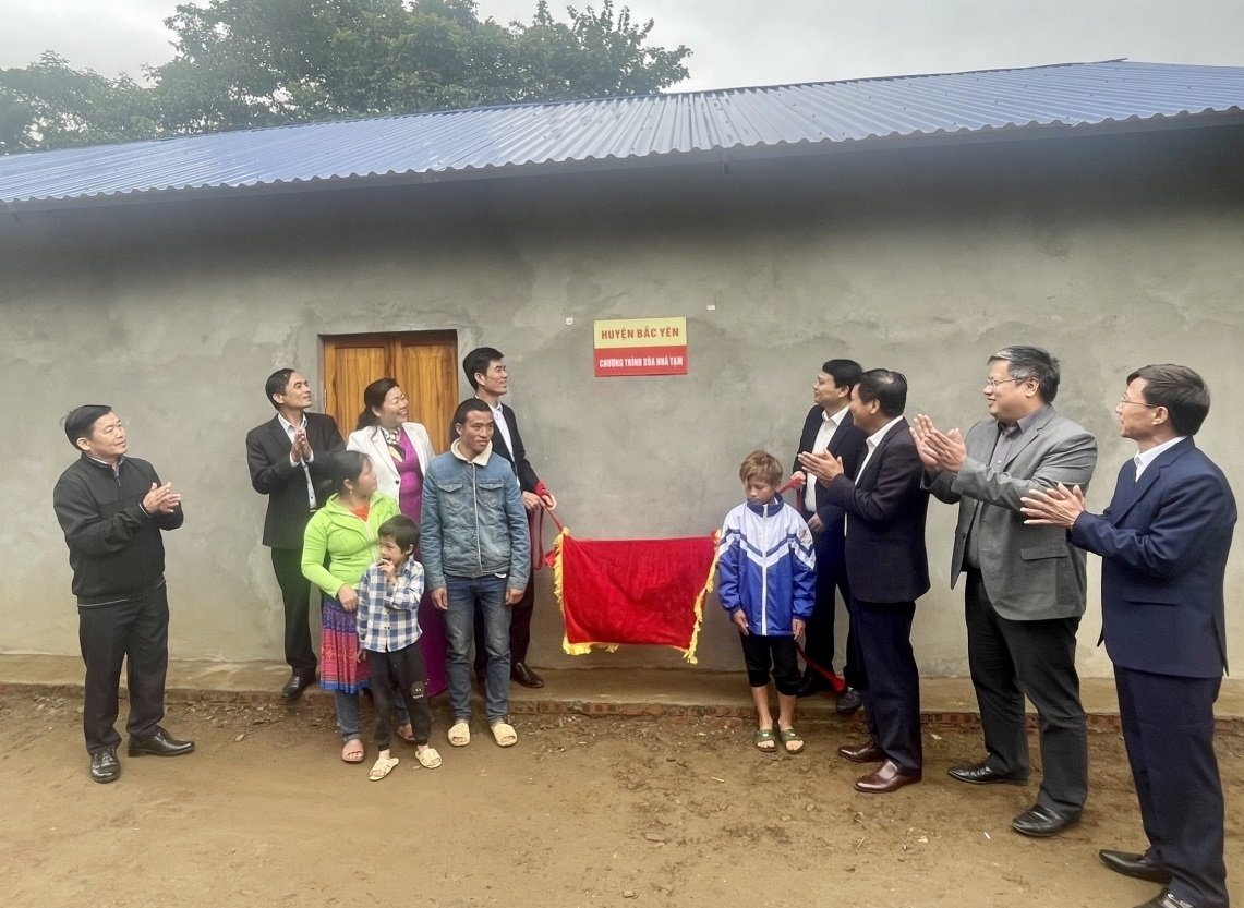Năm 2022, toàn tỉnh đã hỗ trợ được 2.213 nhà cho hộ nghèo, với tổng số kinh phí 156,158 tỷ đồng, chủ yếu là nguồn lực xã hội hóa. (Trong ảnh: Căn nhà mới của hộ ông Thào A Trang, bản Suối Háo, xã Hồng Ngài, huyện Bắc Yên vừa được khánh thành.Ảnh: TL)