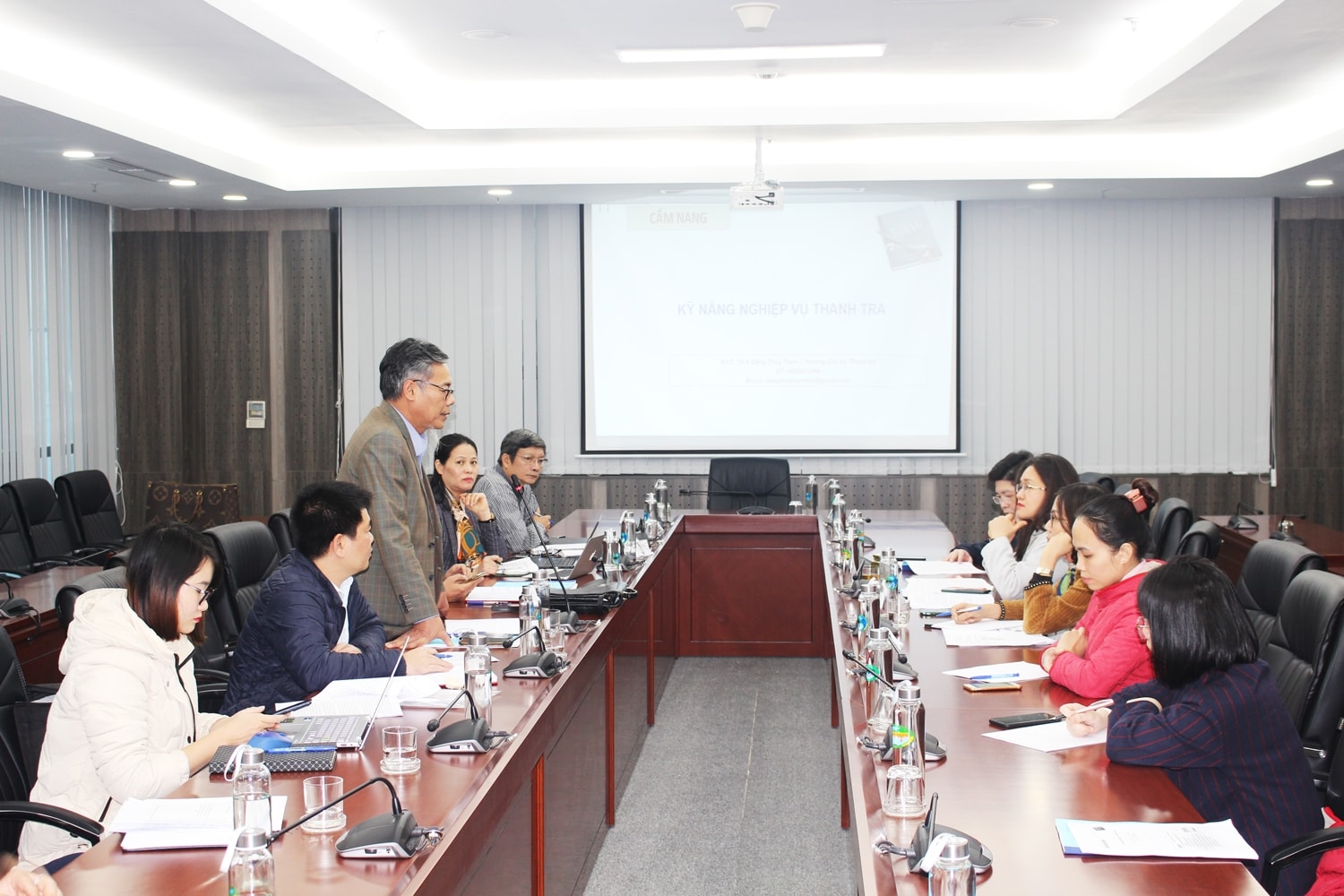 Ông Võ Văn Bảy - Chánh Thanh tra Ủy ban chủ trì cuộc họp