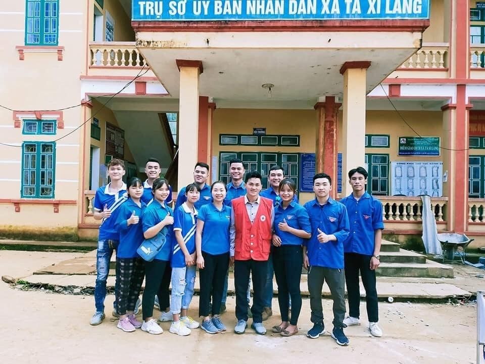 Vàng A Tồng (áo đỏ) chụp cùng các bạn tình nguyện viên trong chuyến thiện nguyện tại xã Tà Xi Láng, huyện Trạm Tấu, tỉnh Yên Bái Vàng A Tồng (áo đỏ) chụp cùng các bạn tình nguyện viên trong chuyến thiện nguyện tại xã Tà Xi Láng, huyện Trạm Tấu, tỉnh Yên Bái