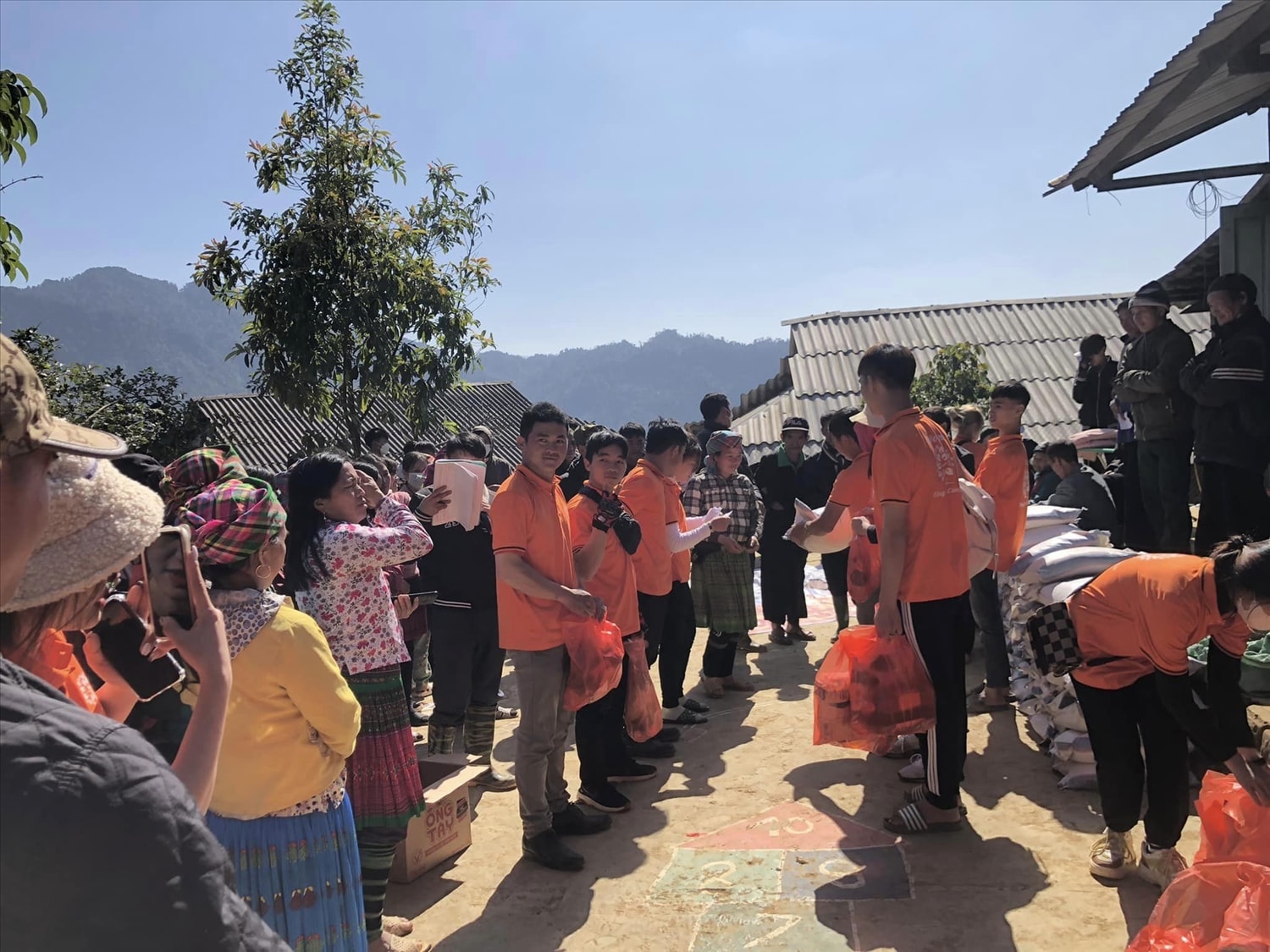Hành trình thiện nguyện tới vùng đồng bào Dân tộc Thiểu số Hành trình thiện nguyện tới vùng đồng bào Dân tộc Thiểu số