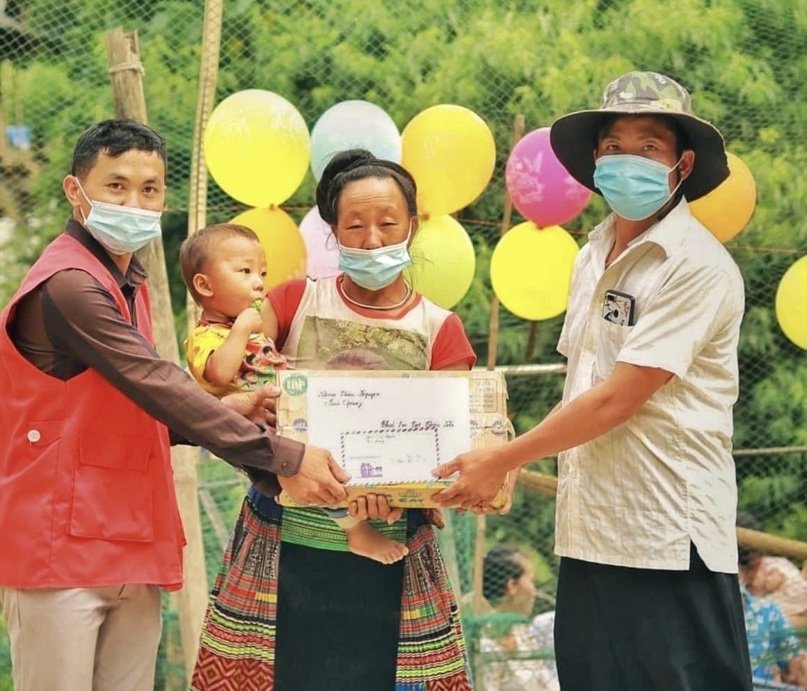 Vàng A Tồng trực tiếp trao quà cho hộ gia đình khó khăn tại thôn Giàng Pằng Vàng A Tồng trực tiếp trao quà cho hộ gia đình khó khăn tại thôn Giàng Pằng