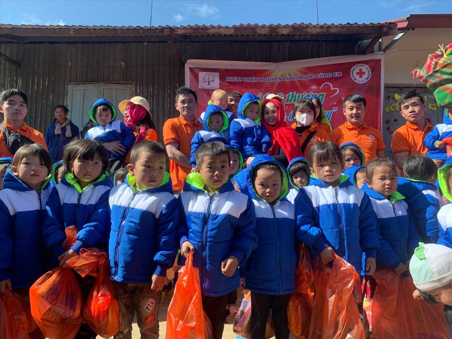 Những hoạt động thiện nguyện ý nghĩa của Vàng A Tồng cùng các thành viên nhóm Những hoạt động thiện nguyện ý nghĩa của Vàng A Tồng cùng các thành viên nhóm
