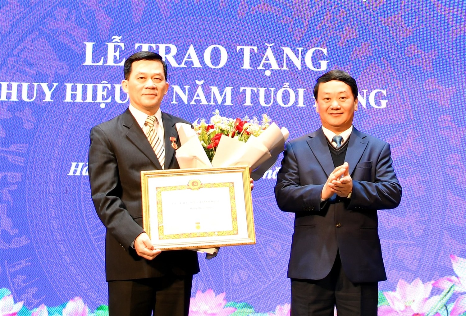 Ủy viên Ban Chấp hành Trung ương Đảng, Bí thư Ban Cán sự Đảng, Bộ trưởng, Chủ nhiệm UBDT Hầu A Lềnh trao Huy hiệu 30 năm tuổi Đảng cho Bí thư Đảng ủy, Thứ trưởng, Phó Chủ nhiệm UBDT Nông Quốc Tuấn