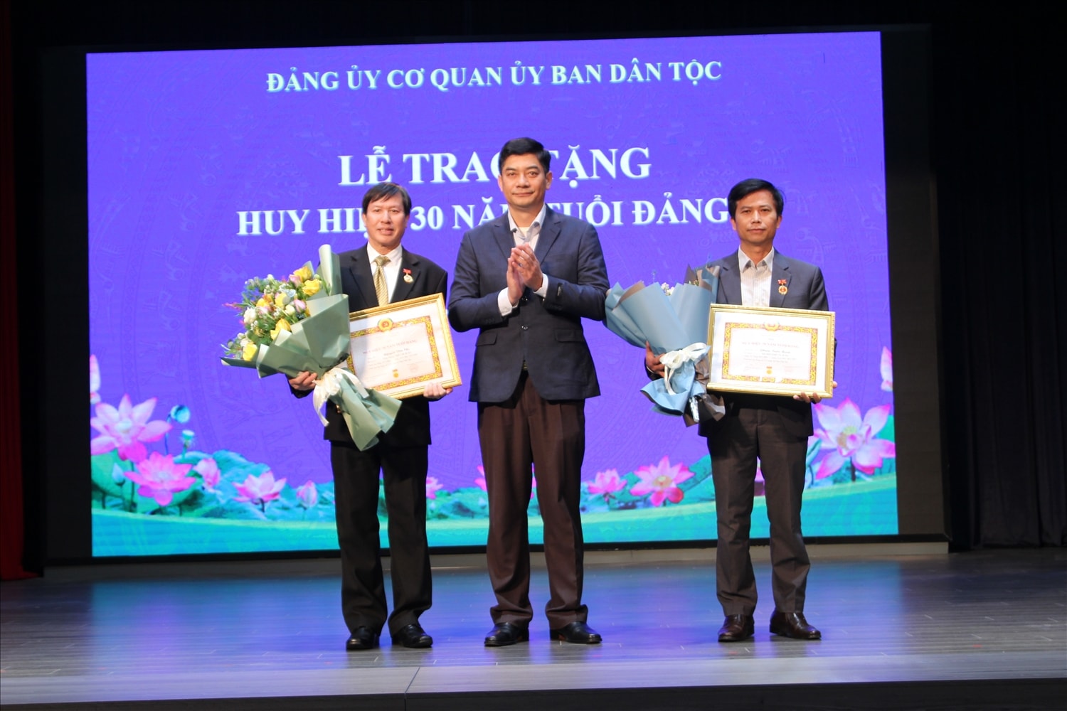 Ủy viên dự khuyết Ban Chấp hành Trung ương Đảng, Thứ trưởng, Phó Chủ nhiệm UBDT Y Vinh Tơr trao Huy hiệu 30 năm tuổi Đảng cho đồng chí Phạm Tuấn Mạnh và đồng chí Nguyễn Văn Chí