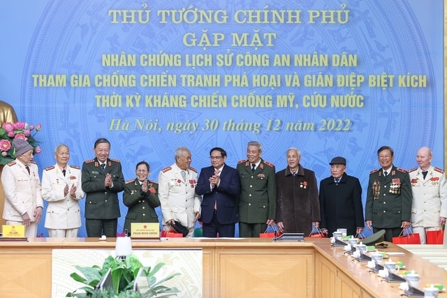Thủ tướng Phạm Minh Chính gặp mặt nhân chứng lịch sử công an nhân dân tham gia chống chiến tranh phá hoại và gián điệp biệt kích thời kỳ kháng chiến chống Mỹ, cứu nước - Ảnh: VGP/Nhật Bắc