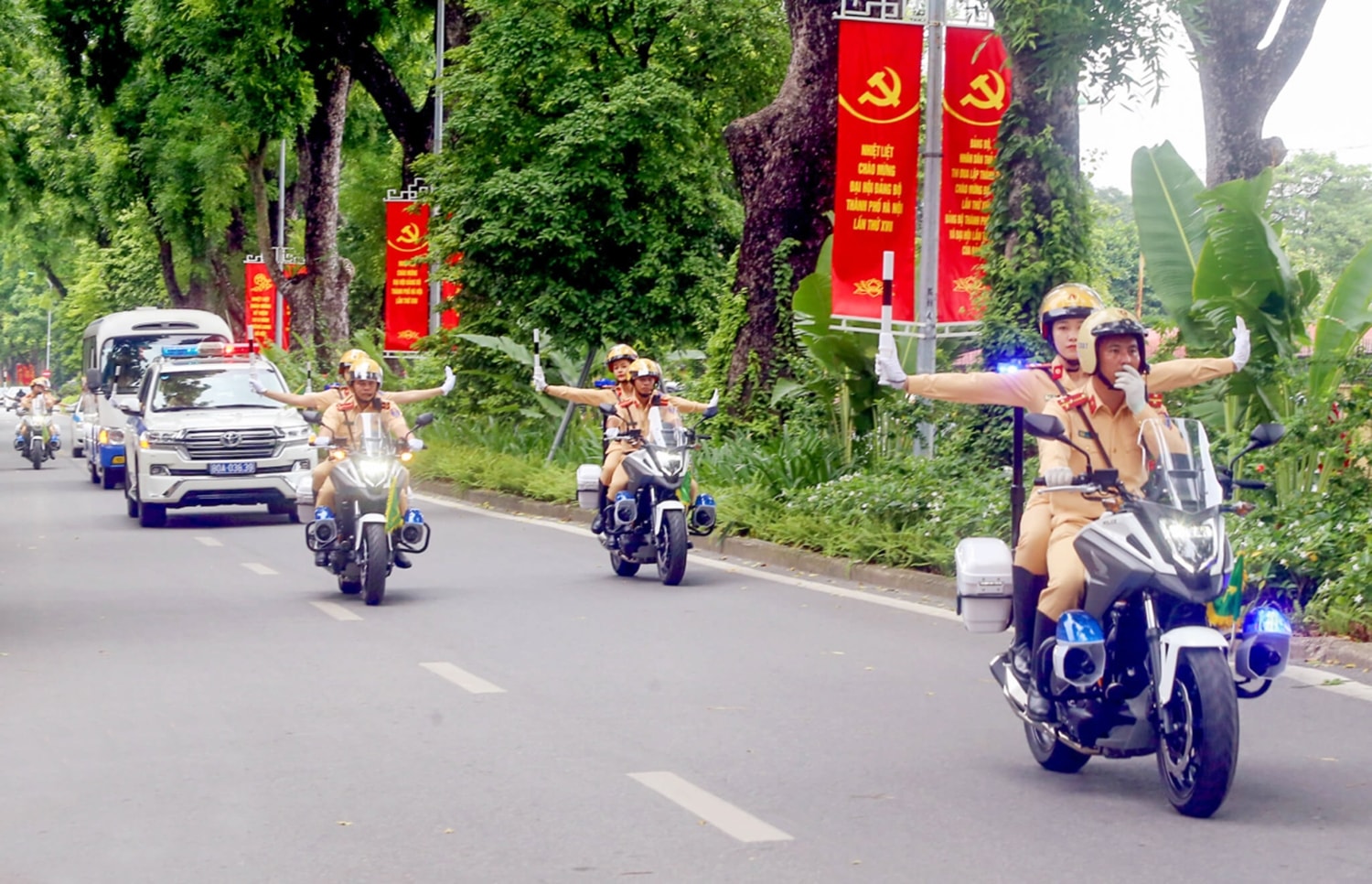 Các lực lượng chức năng đã bảo đảm an ninh, an toàn tuyệt đối các mục tiêu, địa bàn trọng điểm; hoạt động của lãnh đạo Đảng, Nhà nước và gần 2.000 sự kiện chính trị, ngoại giao, văn hóa, xã hội diễn ra trên địa bàn Thủ đô Các lực lượng chức năng đã bảo đảm an ninh, an toàn tuyệt đối các mục tiêu, địa bàn trọng điểm; hoạt động của lãnh đạo Đảng, Nhà nước và gần 2.000 sự kiện chính trị, ngoại giao, văn hóa, xã hội diễn ra trên địa bàn Thủ đô