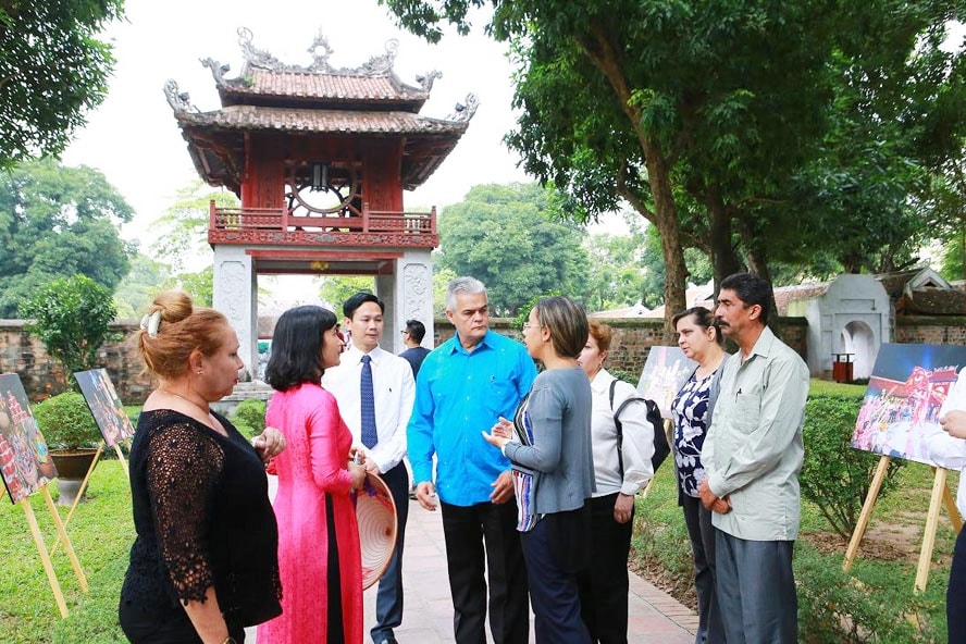 Năm 2022, tổng khách du lịch đến Hà Nội đạt 18,7 triệu lượt khách, tăng gấp 4,7 lần so với năm 2021 Năm 2022, tổng khách du lịch đến Hà Nội đạt 18,7 triệu lượt khách, tăng gấp 4,7 lần so với năm 2021