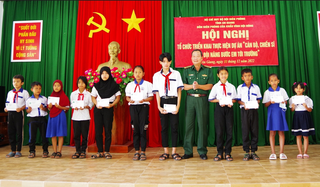 An Giang: Bộ đội Biên phòng trao học bổng thuộc Dự án “Cán bộ, chiến sĩ quân đội nâng bước em tới trường” năm 2022