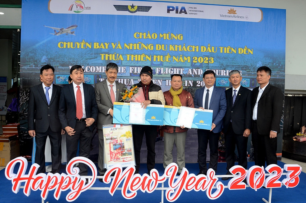 Lãnh đạo tỉnh Thừa Thiên Huế và các đơn vị tặng quà cho hành khách 