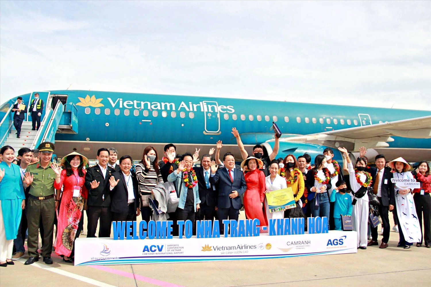 Lãnh đạo UBND Khánh Hòa, Sở Du lịch chụp ảnh lưu niệm với đoàn khách Hàn Quốc khi đáp xuống sân bay. Ảnh: KVT.
