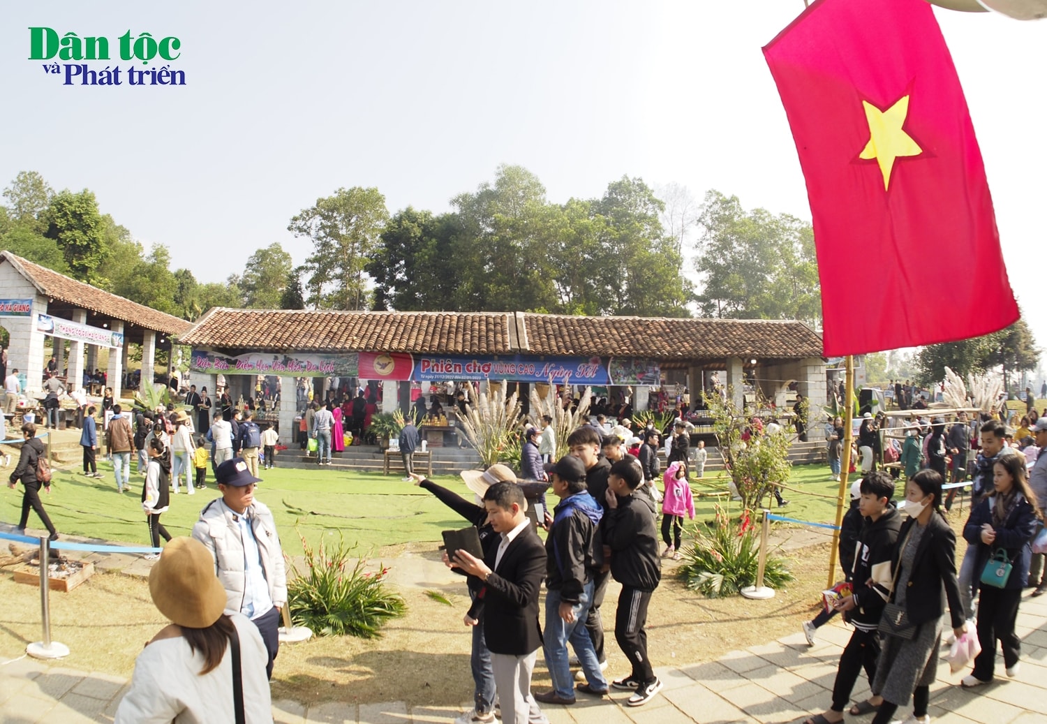 Đến với Chợ phiên, du khách được hòa mình vào không gian văn hóa đậm sắc màu các dân tộc vùng cao Đến với Chợ phiên, du khách được hòa mình vào không gian văn hóa đậm sắc màu các dân tộc vùng cao