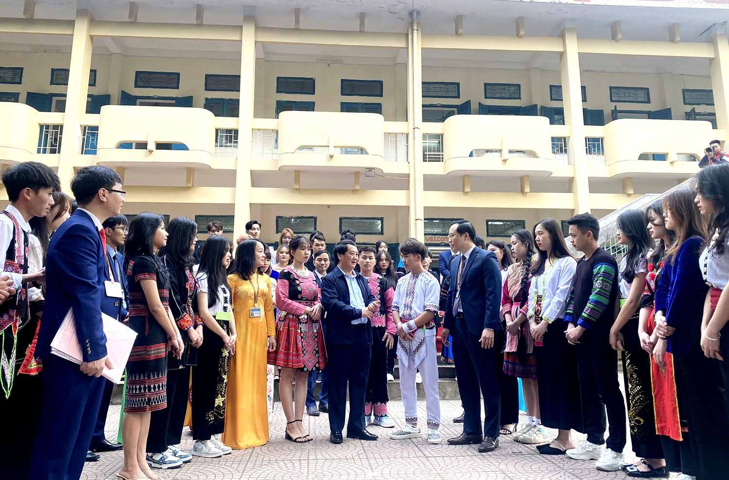 Bộ trưởng, Chủ nhiệm Ủy ban Dân tộc Hầu A Lềnh ân cần thăm hỏi, động viên thầy, trò Trường Dự bị Đại học Dân tộc Trung ương trong chuyến thăm làm việc với nhà trường ngày 13/12/2022