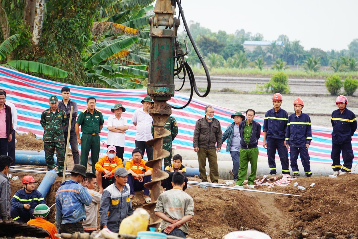 Các lực lượng làm nhiệm vụ đang chạy đua với thời gian để đưa cháu bé ra ngoài sớm nhất