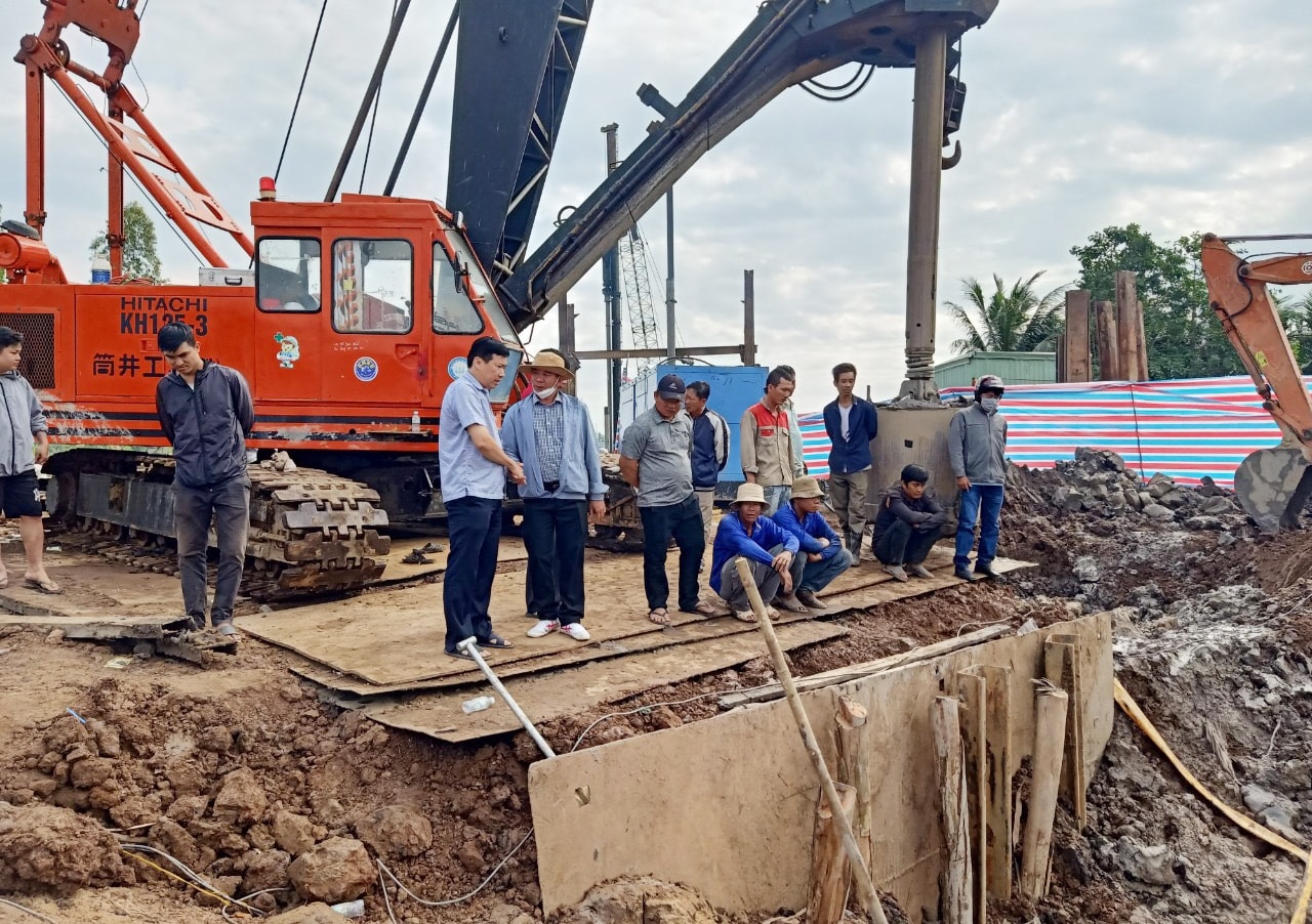 Ông Phạm Thiện Nghĩa - Chủ tịch UBND tỉnh Đồng Tháp luôn có mặt tại hiện trường chỉ đạo công tác cứu hộ 