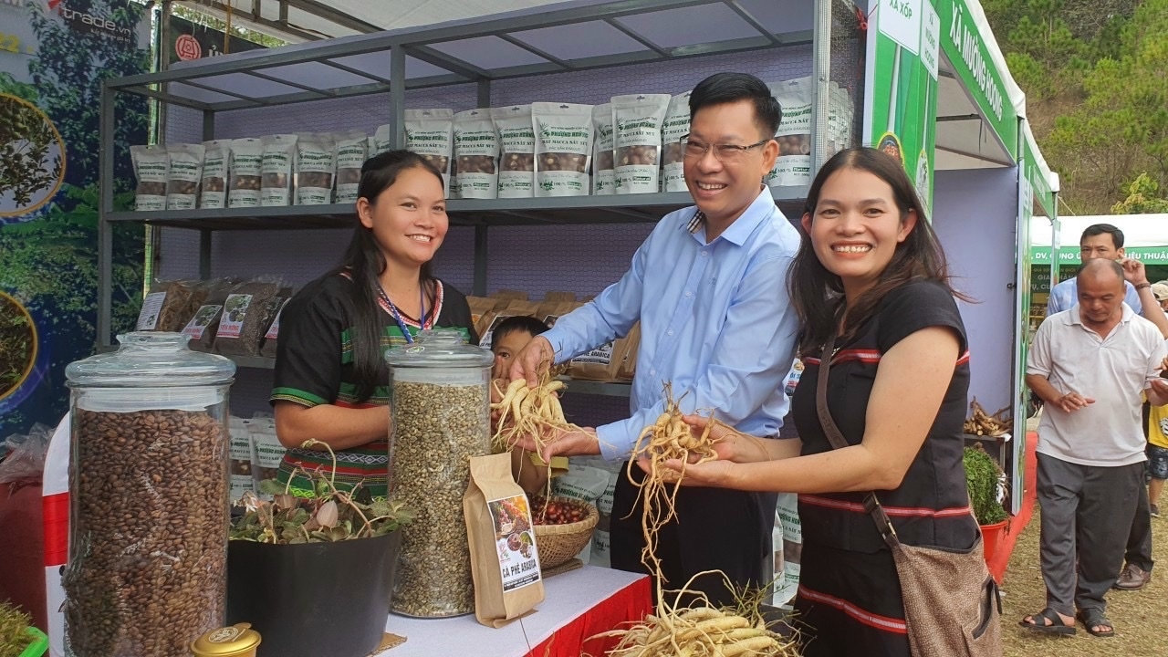 Huyện Đăk Glei tổ chức các phiên chợ dược liệu tạo điều kiện cho bà con giao thương hàng hóa. 