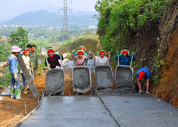 Chung sức làm đường bê tông nông thôn ở Vị Xuyên