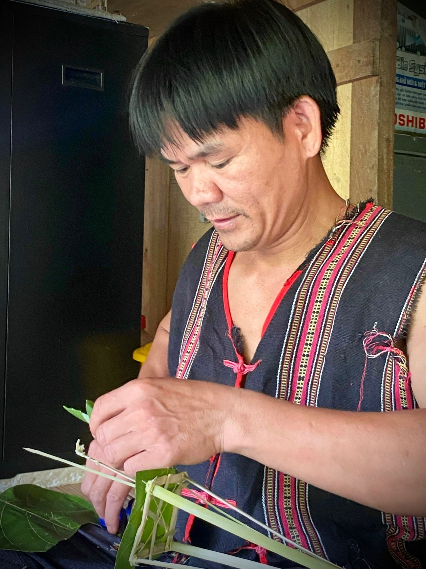 	Anh Đinh Xuân Bình - người sáng tạo ra bộ chữ cho người Ca Dong. Ảnh: Đăng Vũ