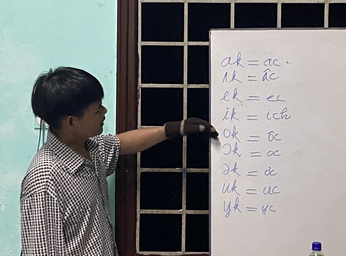 Dạy các chữ cái cho lớp học. Ảnh: Đăng Vũ
