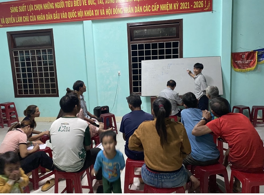 Một buổi học chữ của người Ca Dong. Ảnh: Đăng Vũ