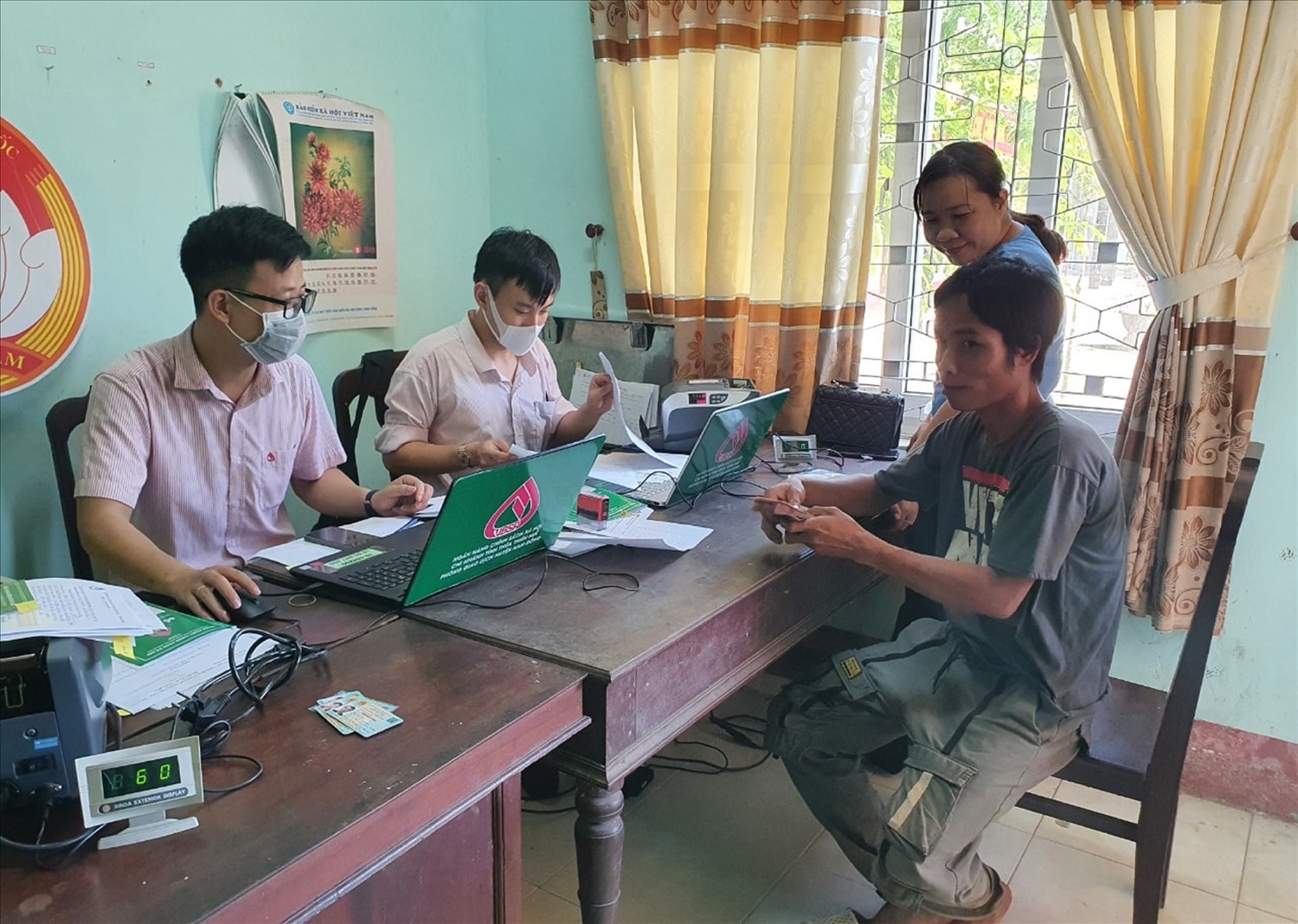Cán bộ NHCSXH xuống tận cơ sở để tìm hiểu, giúp đỡ bà con theo Nghị định 28/2022/NĐ-CP. Cán bộ NHCSXH xuống tận cơ sở để tìm hiểu, giúp đỡ bà con theo Nghị định 28/2022/NĐ-CP.
