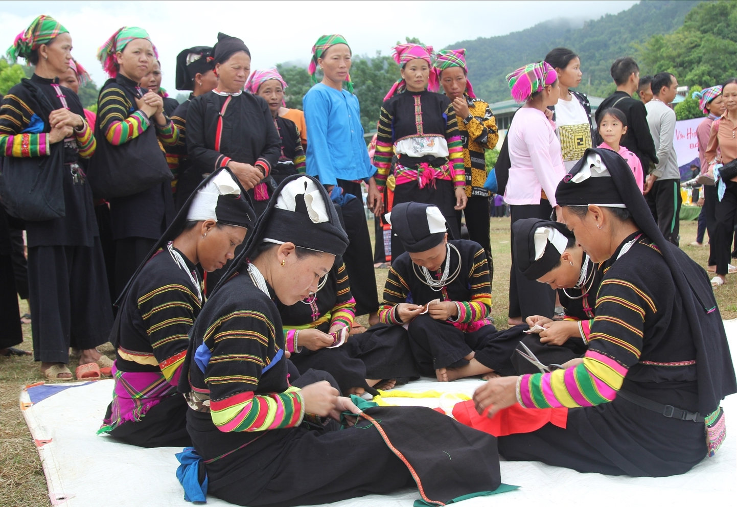 Đồng bào dân tộc Lô Lô thêu trang phục truyền thống