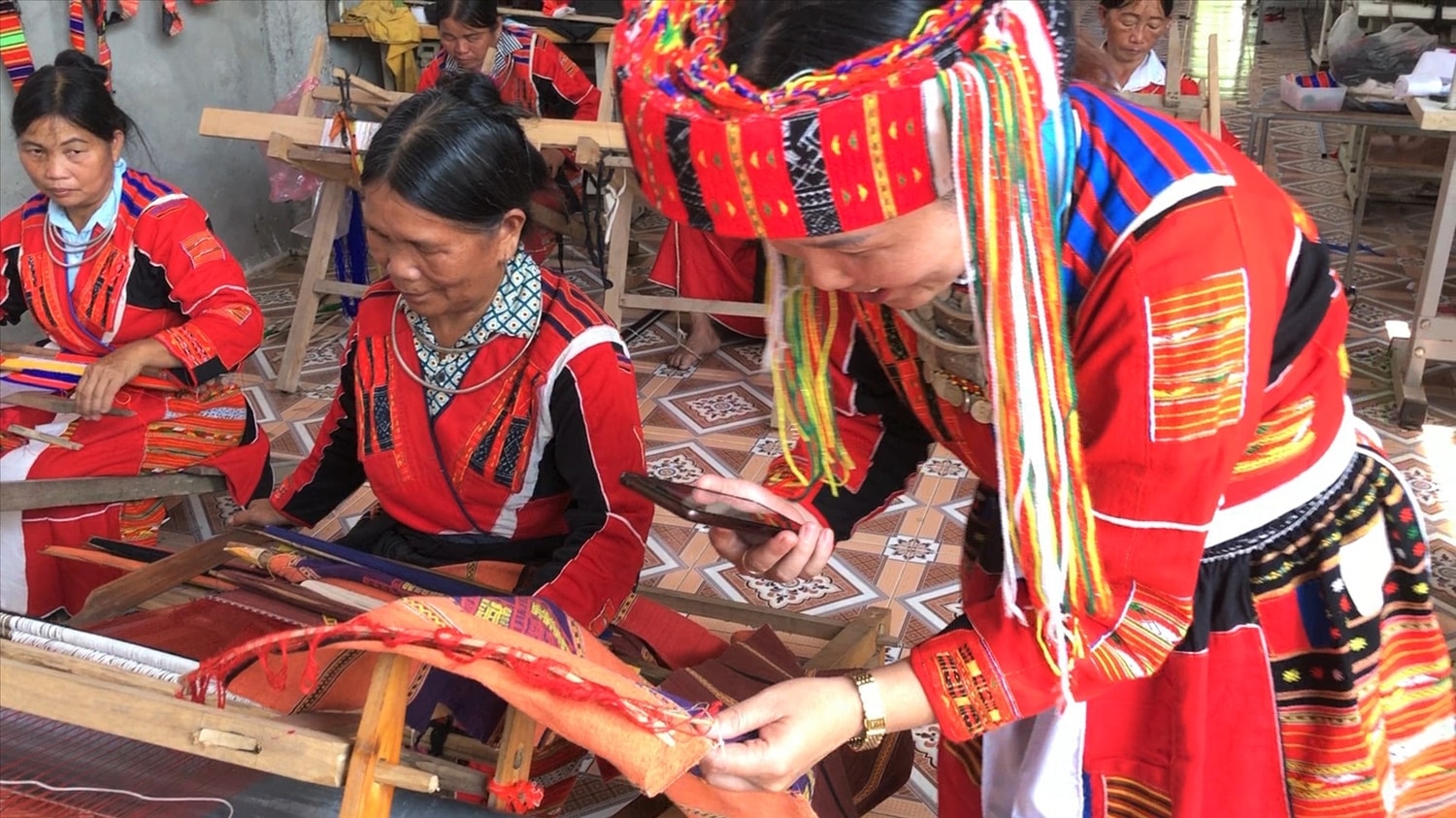 Chị Tải Thị Mai giới thiệu cho mọi người về các sản phẩm thổ cẩm thông qua các nền tảng Zalo Facebook 