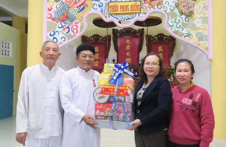 Phó Chủ tịch Ủy ban MTTQ tỉnh Phạm Thị Ngọc Tuyết thăm, tặng quà tại Hội thánh Cao đài Tòa thánh Tây Ninh tỉnh. Ảnh: THÚY HẰNG Phó Chủ tịch Ủy ban MTTQ tỉnh Phạm Thị Ngọc Tuyết thăm, tặng quà tại Hội thánh Cao đài Tòa thánh Tây Ninh. Ảnh: THÚY HẰNG
