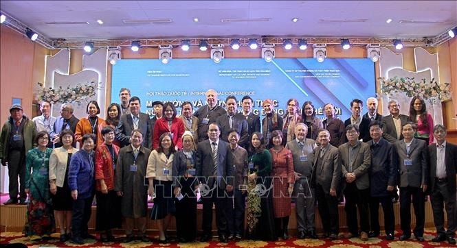 Các đại biểu tại Hội thảo Quốc tế Mo Mường và những hình thức nghi lễ tín ngưỡng tương đồng trên thế giới
