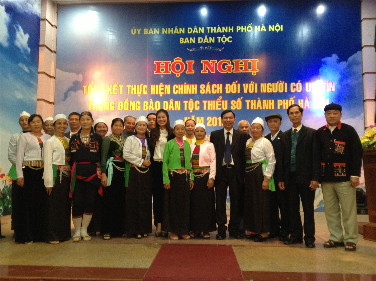 Các đại biểu chụp ảnh lưu niệm tại Hội nghị tổng kết thực hiện chính sách đối với người có uy tín trong đồng bào dân tộc thiểu số thành phố Hà Nội. Ảnh TL