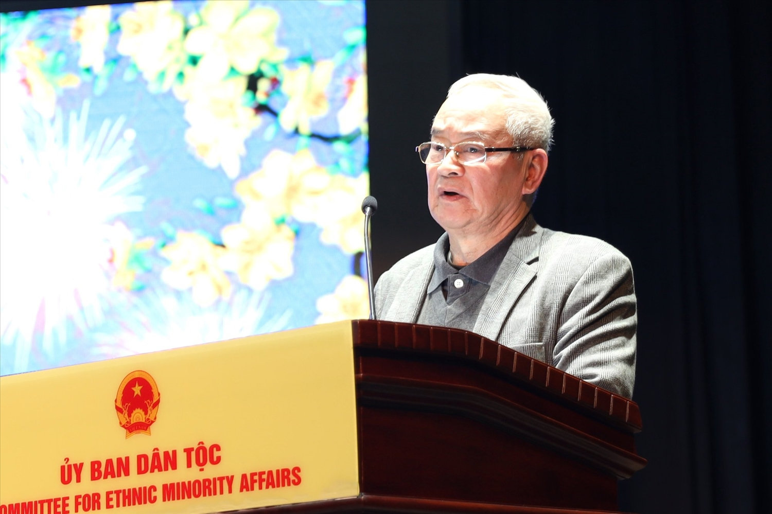 Ông Bế Trường Thành, Trưởng ban Liên lạc hưu trí Ủy ban Dân tộc phát biểu tại buổi Gặp mặt