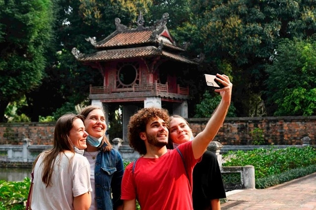 Khách du lịch đến với Văn Miếu - Quốc Tử Giám (Hà Nội) 