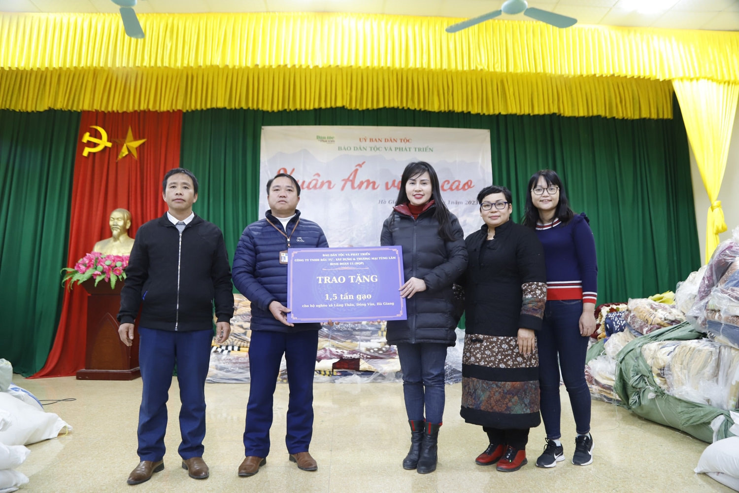 Lãnh đạo địa phương tiếp nhận 1,5 tấn gạo do Đoàn trao tặng đồng bào