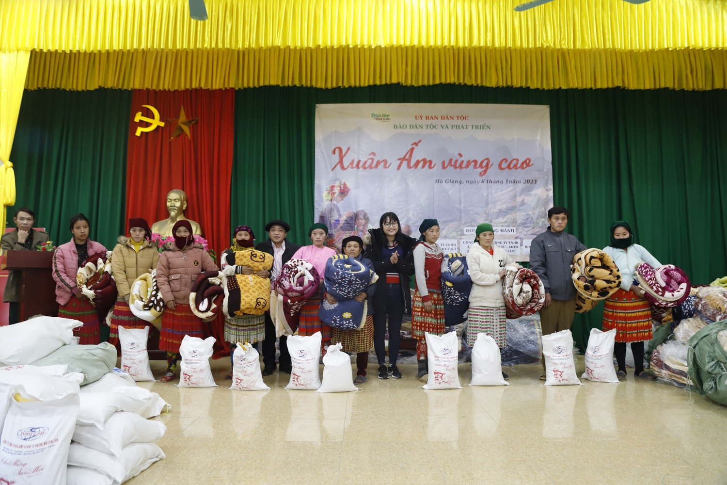 Thay mặt lãnh đạo Công đoàn Báo Dân tộc và Phát triển, bà Nguyễn Mỹ Thanh và ông Già Mí Sò - Phó Bí thư Đảng ủy xã Lũng Thầu trao quà cho đồng bào