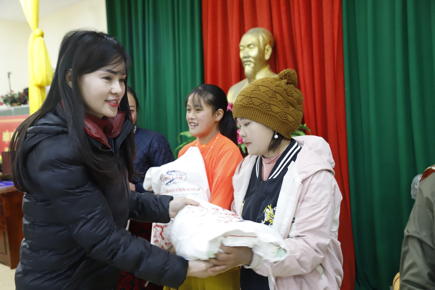 Phó Tổng Biên tập Báo Dân tộc và Phát triển Hoàng Thị Thanh trao quà cho đồng bào DTTS xã Lũng Thầu
