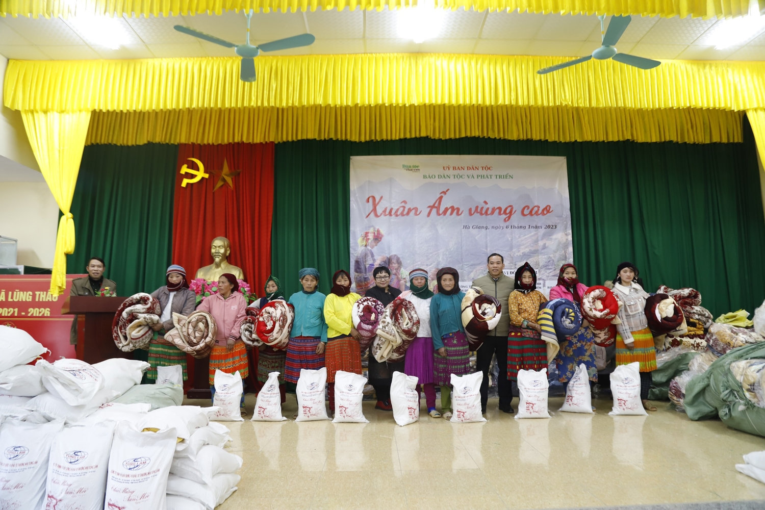 Bà Nguyễn Thùy Như - Phó Trưởng ban Chuyên đề Báo Dân tộc và Phát triển và ông Dương Ngọc Đức – Trưởng ban Dân vận Huyện ủy Đồng Văn trao quà cho đồng bào xã Lũng Thầu 
