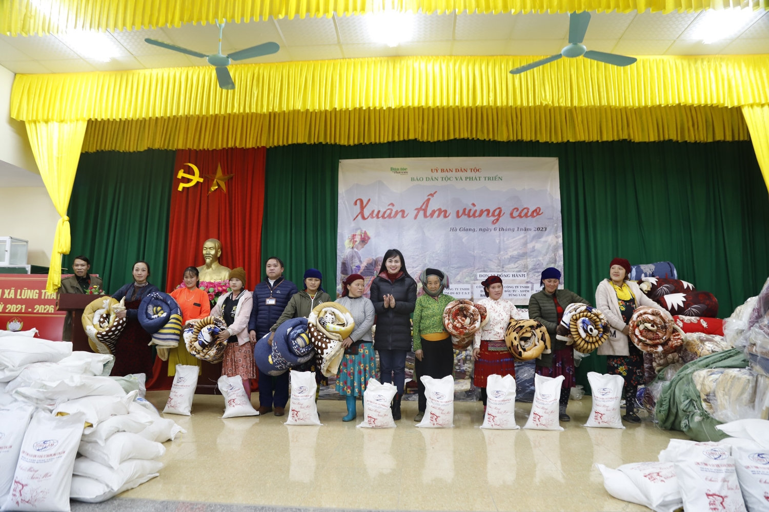 Phó Tổng Biên tập Báo Dân tộc và Phát triển Hoàng Thị Thanh và Chủ tịch UBND xã Lũng Thầu Thào Mí Lầu trao quà cho đồng bào DTTS xã Lũng Thầu