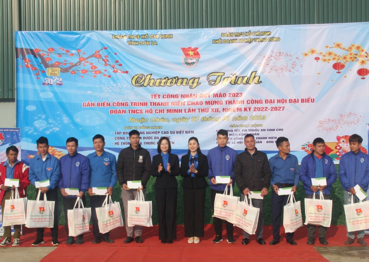 Các đơn vị tặng quà tết cho thanh niên công nhân nhà máy chế biến mủ cao su Sơn La Các đơn vị tặng quà tết cho thanh niên công nhân nhà máy chế biến mủ cao su Sơn La