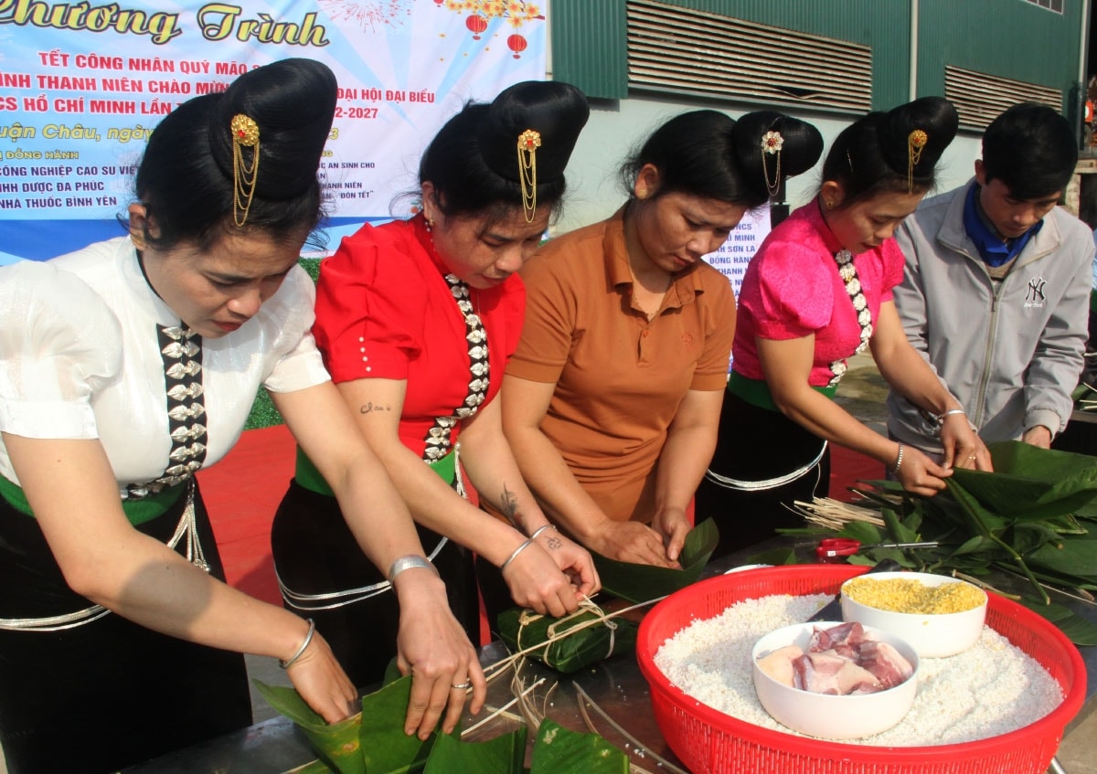 Các nữ đoàn viên tham gia phần thi gói bánh chưng trong phần lễ hội “Vui xuân - đón Tết” Các nữ đoàn viên tham gia phần thi gói bánh chưng trong phần lễ hội “Vui xuân - đón Tết”