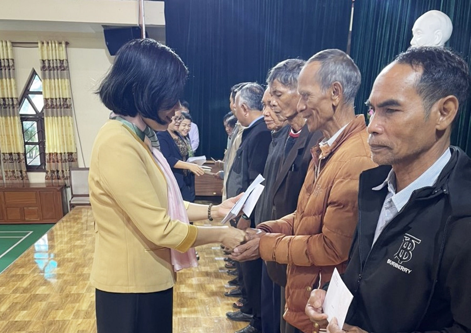 Bà Phạm Thị Phước An - Phó Vụ trưởng Vụ Công tác Dân tộc địa phương trao quà của Ủy ban Dân tộc cho Người có uy tín huyện Đam Rông