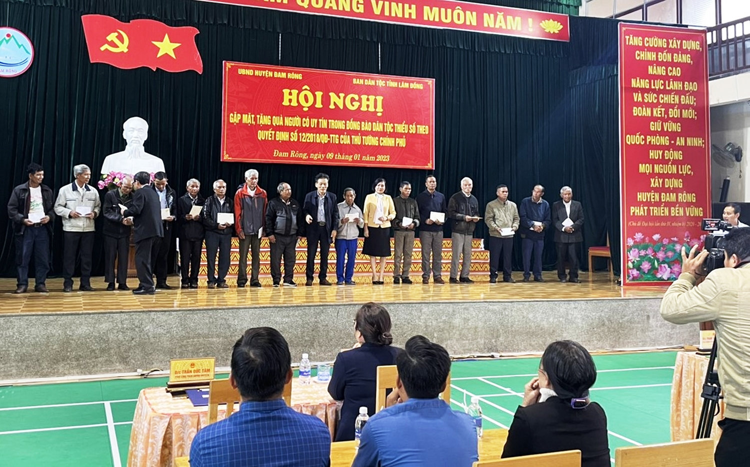 Lâm Đồng: Huyện Đam Rông gặp mặt, tặng quà Người có uy tín 