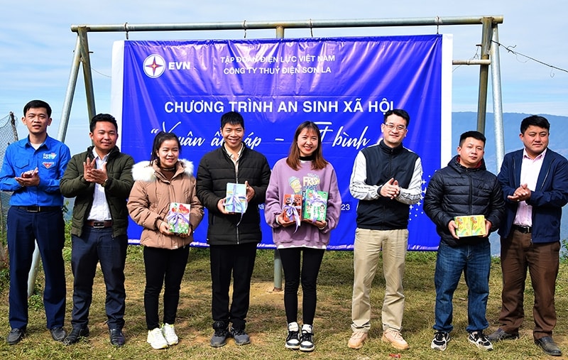 Công ty Thủy điện Sơn La tặng truyện tranh và đồ dùng học tập cho giáo viên Điểm trường Tảo Ván, bản Mới, xã Chiềng Công, huyện Mường La
