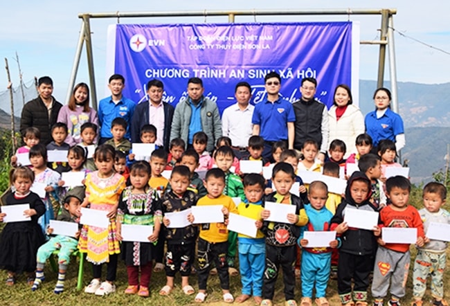 Công ty Thủy điện Sơn La tặng quà cho học sinh Điểm trường bản Mới và bản Tảo Ván, xã Chiềng Công