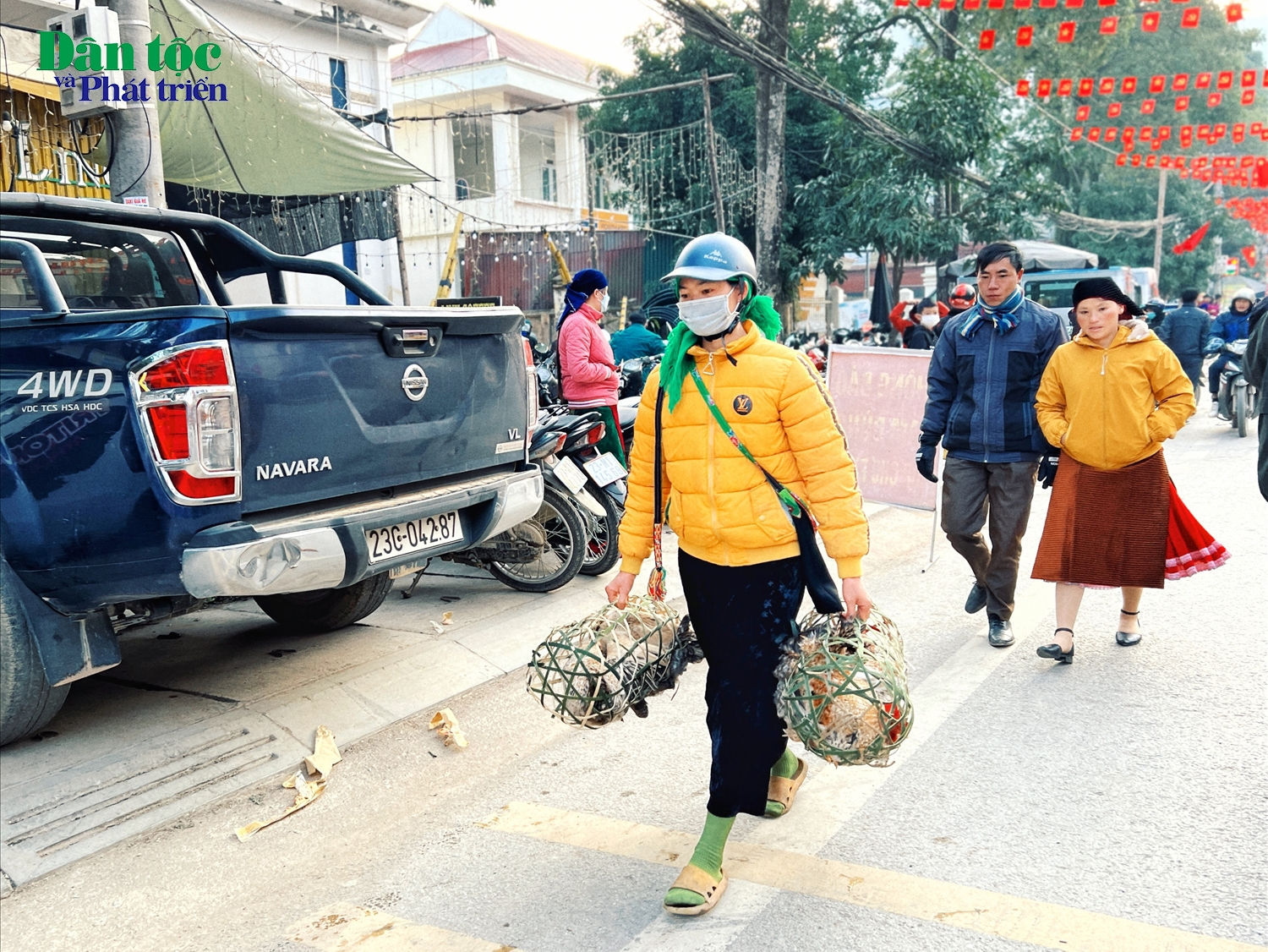 Người dân mang theo những sản vật nhà nuôi trồng tới chợ để giao thương buôn bán